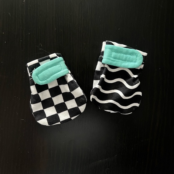 LOVEVERY Baby Black and White Pattern Mittens from The Looker 0-12 Weeks Kit - Picture 1 of 4